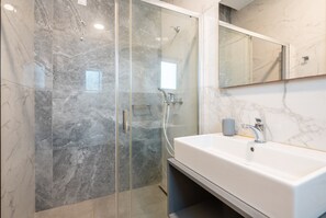 Shower, hair dryer, towels - Apartment 'Tesoro Del Mare with Sea View 2' with Sea View, Wi-Fi and Air Conditioning (Pefki)
