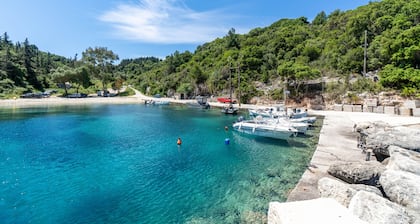 Villa 'Antipaxos Sunset House' with Sea View, Wi-Fi and Air Conditioning