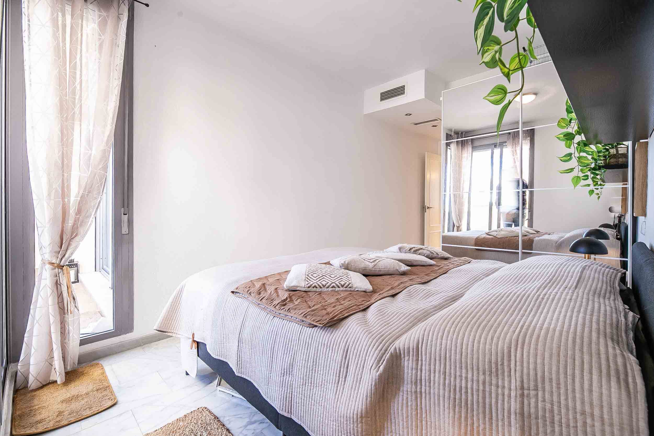 2 slaapkamers, een strijkplank/strijkijzer, gratis wifi, beddengoed