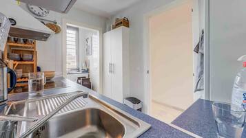 Een koelkast, een magnetron, een oven, een kookplaat