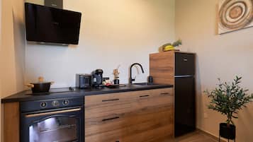 Fridge, oven, stovetop, coffee/tea maker