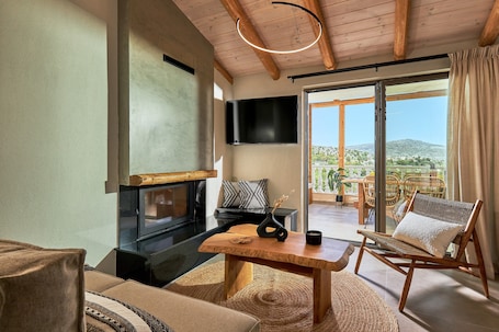 TV, fireplace. Apartment 'Villa 3' with Mountain View, Balcony and Wi-Fi