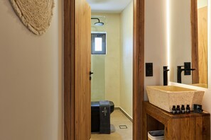 Douche, sèche-cheveux, serviettes fournies