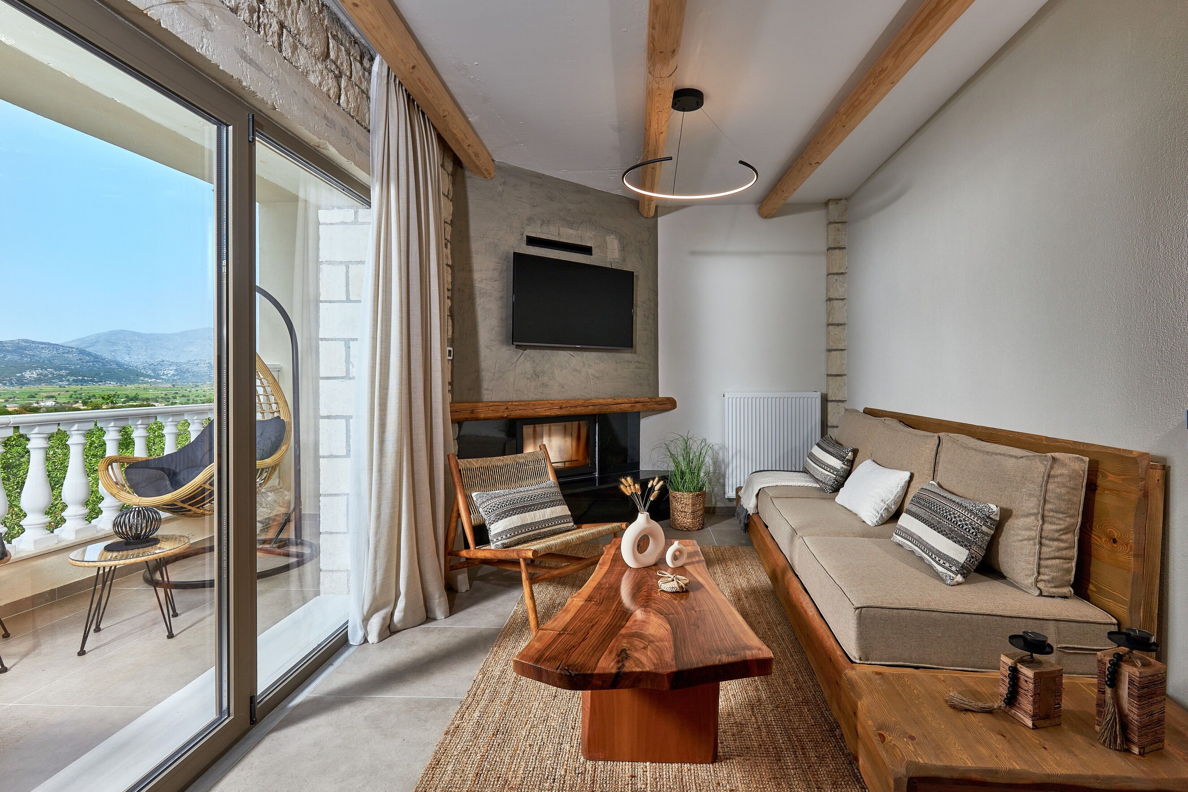 Een televisie en een open haard