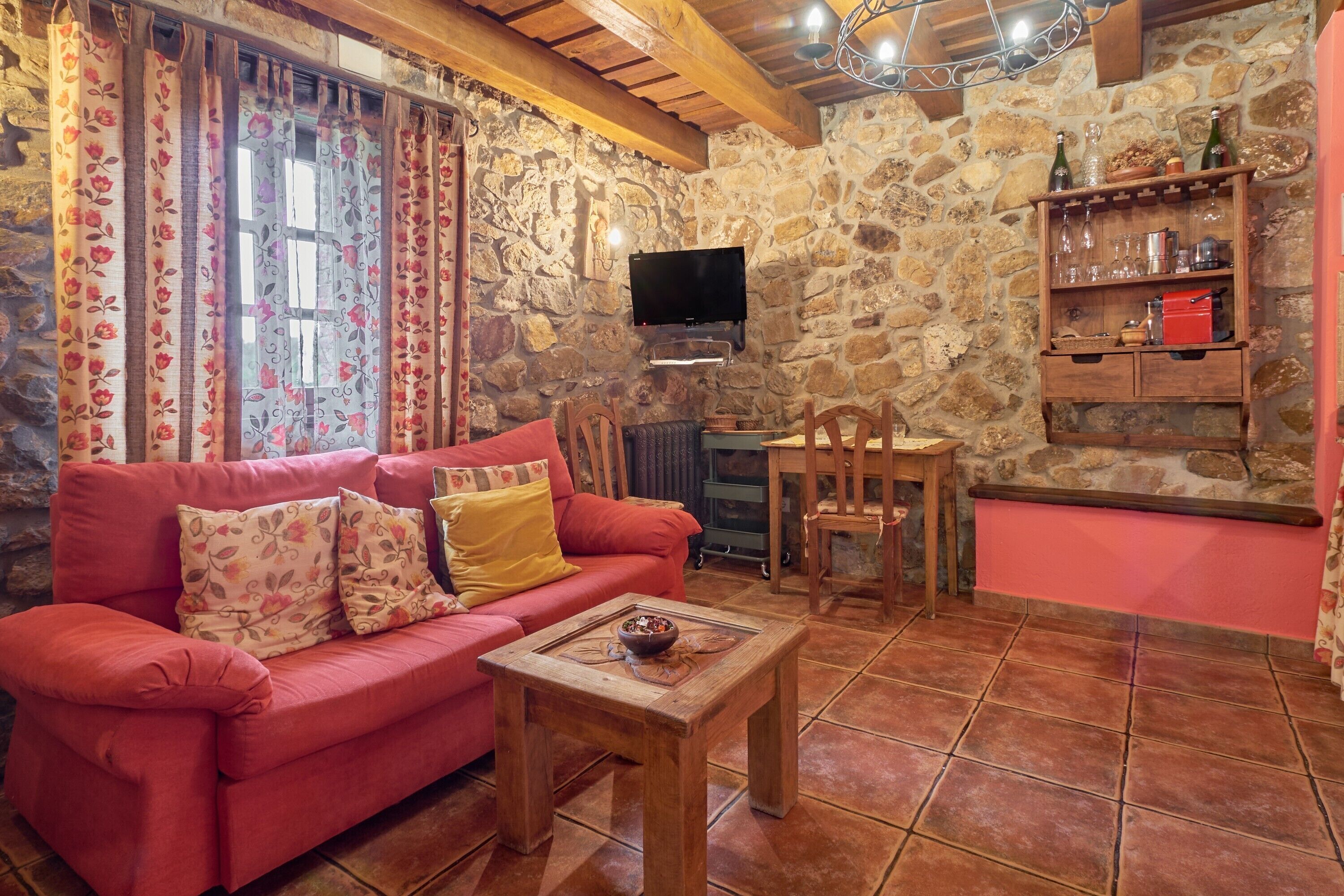 Een televisie, een dvd-speler en een stereo