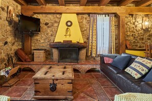 TV, fireplace, DVD player - Holiday Home 'La Venta Del Alma' with Mountain Views, Private Terrace and Wi-Fi (Robledo de la Guzpeña)