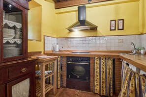 Fridge, microwave, oven, stovetop - Holiday Home 'La Venta Del Alma' with Mountain Views, Private Terrace and Wi-Fi (Robledo de la Guzpeña)