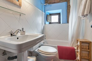 Douche, séchoir à cheveux, serviettes fournies