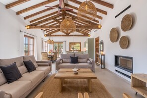 TV, fireplace - Villa 'Valle de Lecrín' with Lake Views, Wi-Fi, and Air Conditioning (Lecrín)