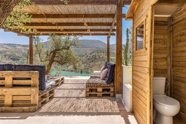 المنطقة المحيطة بالمنشأة