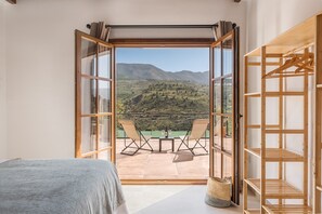 3 bedrooms, iron/ironing board, free WiFi, bed sheets - Villa 'Valle de Lecrín' with Lake Views, Wi-Fi, and Air Conditioning (Lecrín)
