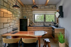 Réfrigérateur, four, plaque de cuisson, cafetière/bouilloire