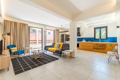Apartment 'Eirini's' with Balcony, Wi-Fi and Air Conditioning
