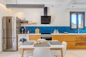 Kühlschrank, Ofen, Herdplatte, Wasserkocher mit Kaffee-/Teezubehör
