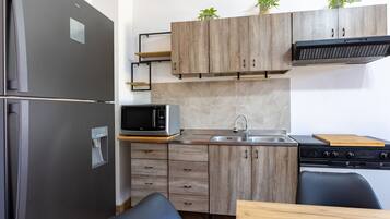 Réfrigérateur, micro-ondes, four, plaque de cuisson