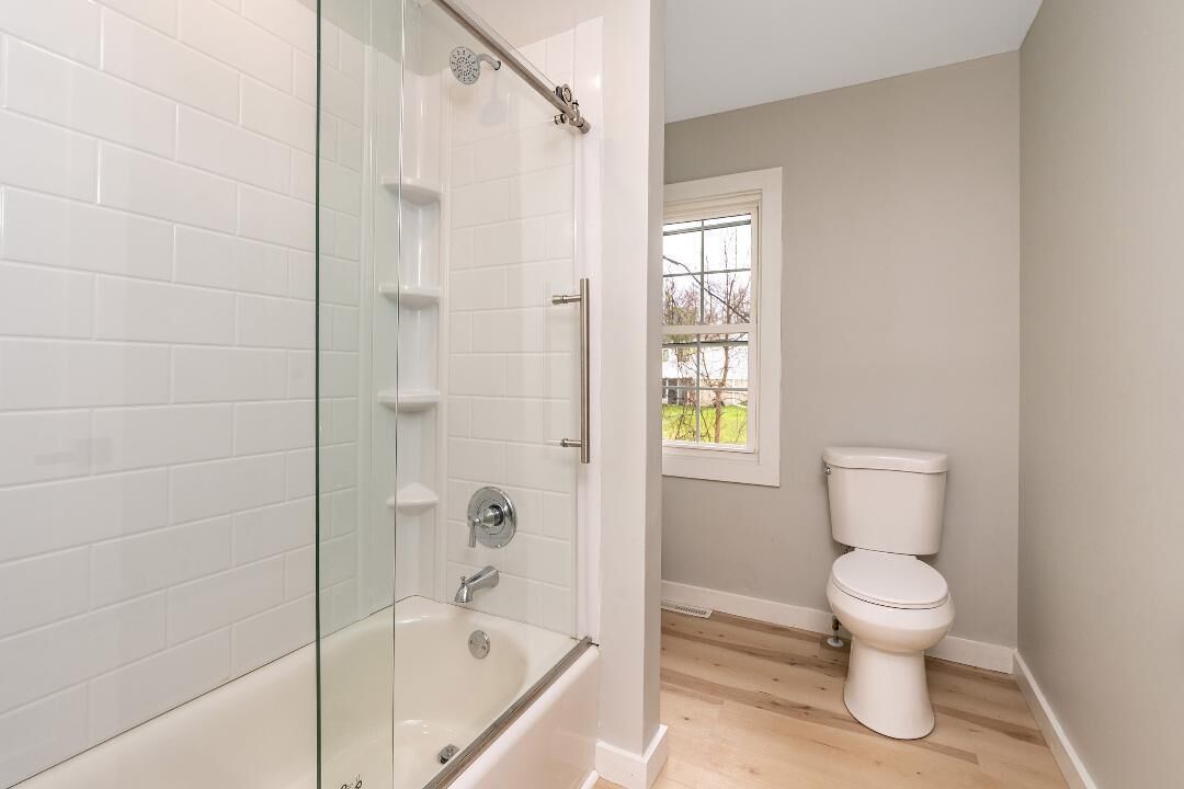 Bruser, hårtørrer, bidet, håndklæder