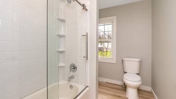 Bruser, hårtørrer, bidet, håndklæder