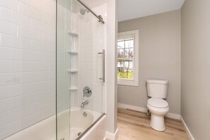 Een douche, een haardroger, een bidet, handdoeken