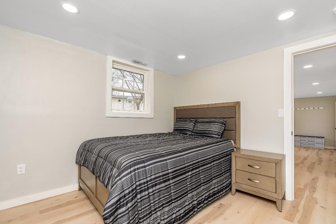4 bedrooms, iron/ironing board, free WiFi, bed sheets
