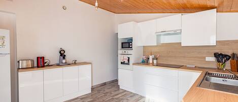 Kühlschrank, Mikrowelle, Ofen, Herdplatte