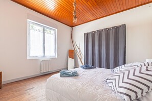 3 bedrooms, iron/ironing board, free WiFi, bed sheets