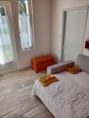 3 slaapkamers, een strijkplank/strijkijzer, gratis wifi, beddengoed