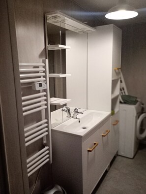 Ducha, secador de pelo y toallas
