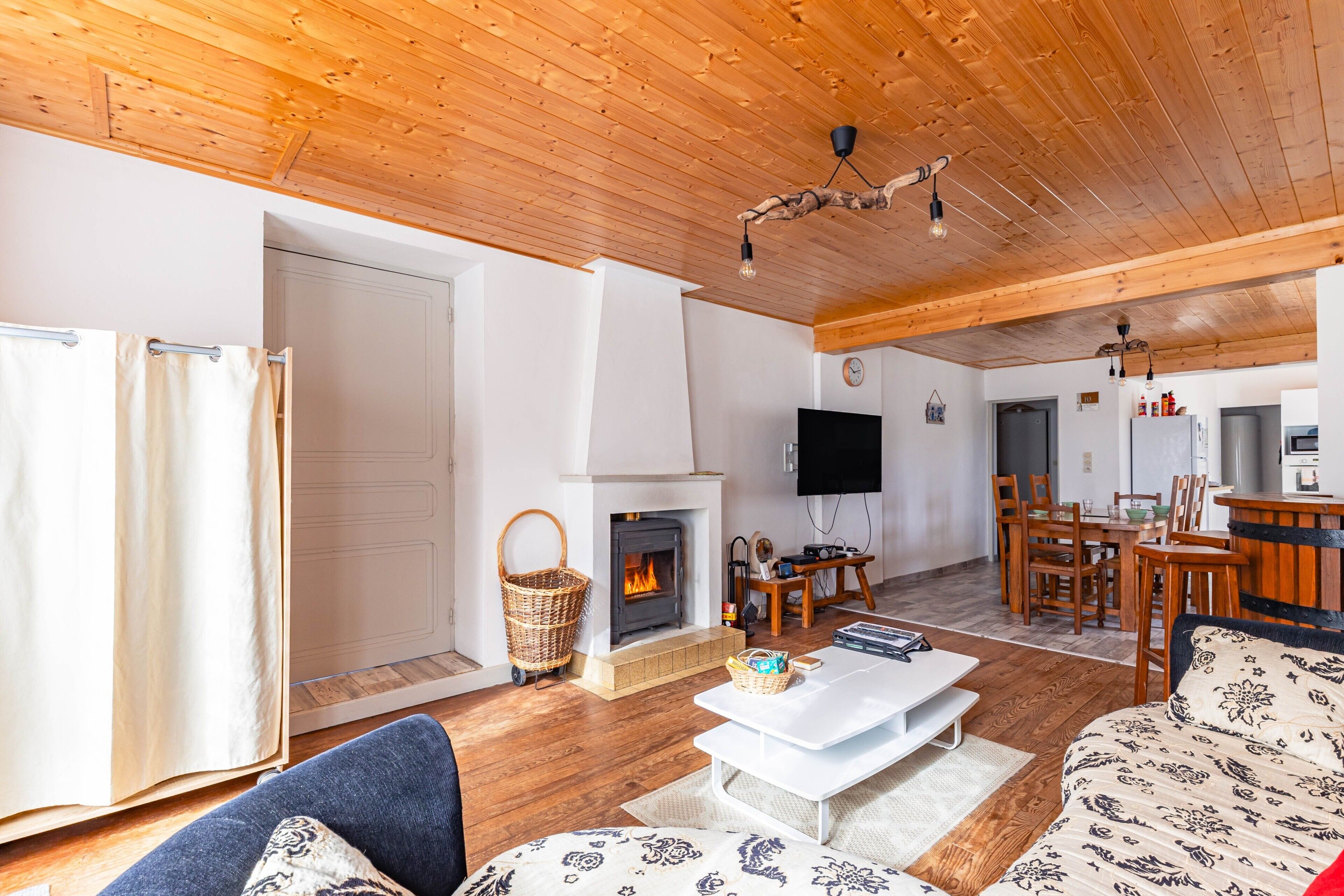 TV, fireplace