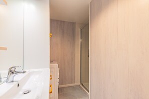 Douche, sèche-cheveux, serviettes fournies