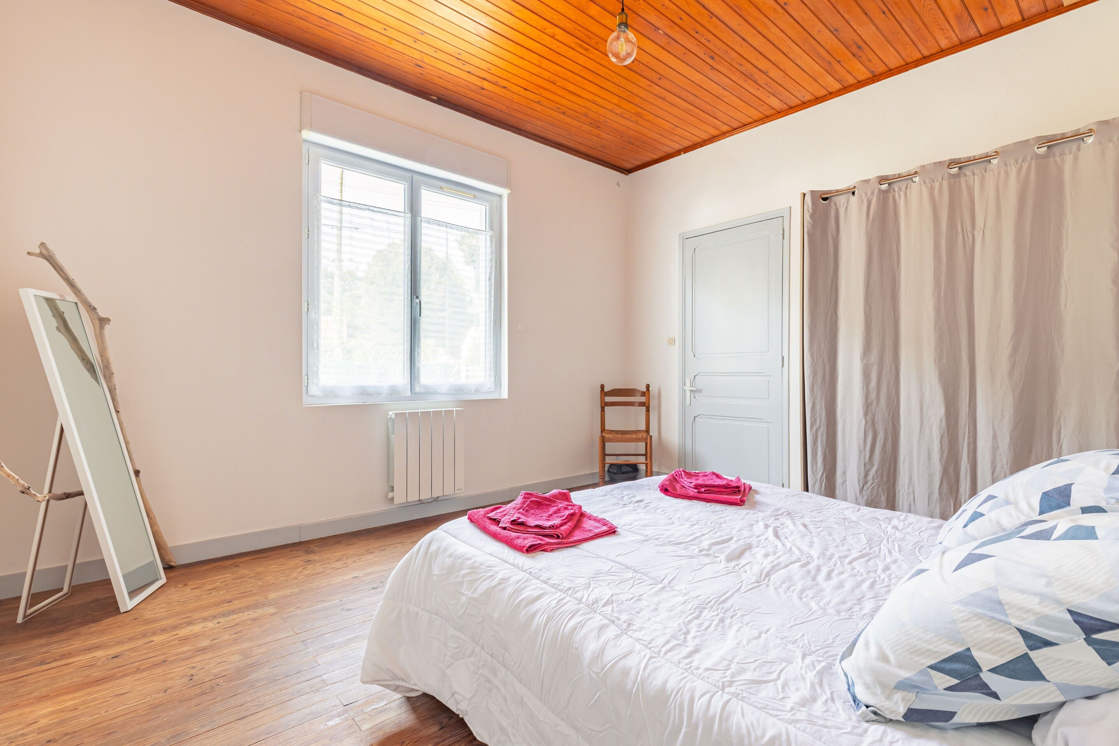 3 slaapkamers, een strijkplank/strijkijzer, gratis wifi, beddengoed