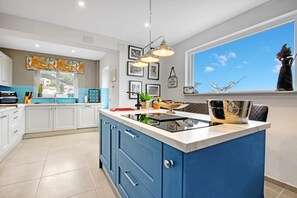 Fridge, microwave, oven, stovetop - Villa 'Ayora' with Sea View, Wi-Fi and Air Conditioning (Jávea)