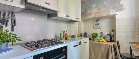 Réfrigérateur, four à micro-ondes, un four, surface de cuisson