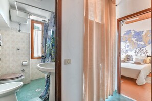 Een douche, een haardroger, handdoeken