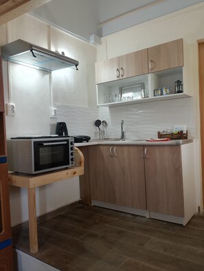 Kühlschrank, Ofen, Herdplatte, Wasserkocher mit Kaffee-/Teezubehör