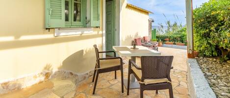 تناول الطعام بالخارج