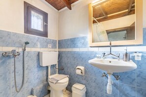 Dusj, hårføner og håndklær