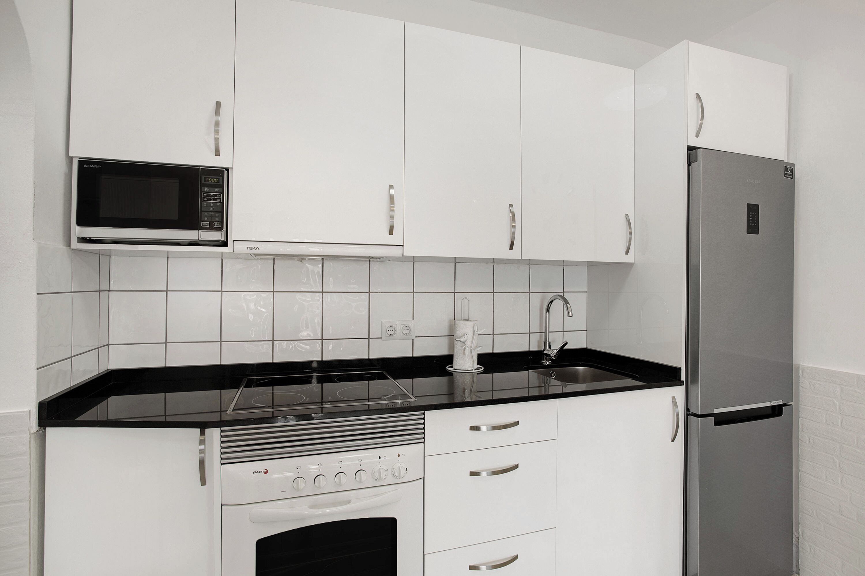 Réfrigérateur, micro-ondes, four, plaque de cuisson