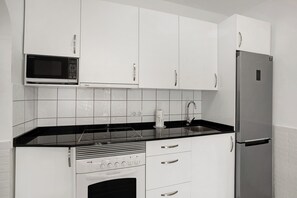 Jääkaappi, mikroaaltouuni, uuni, liesi