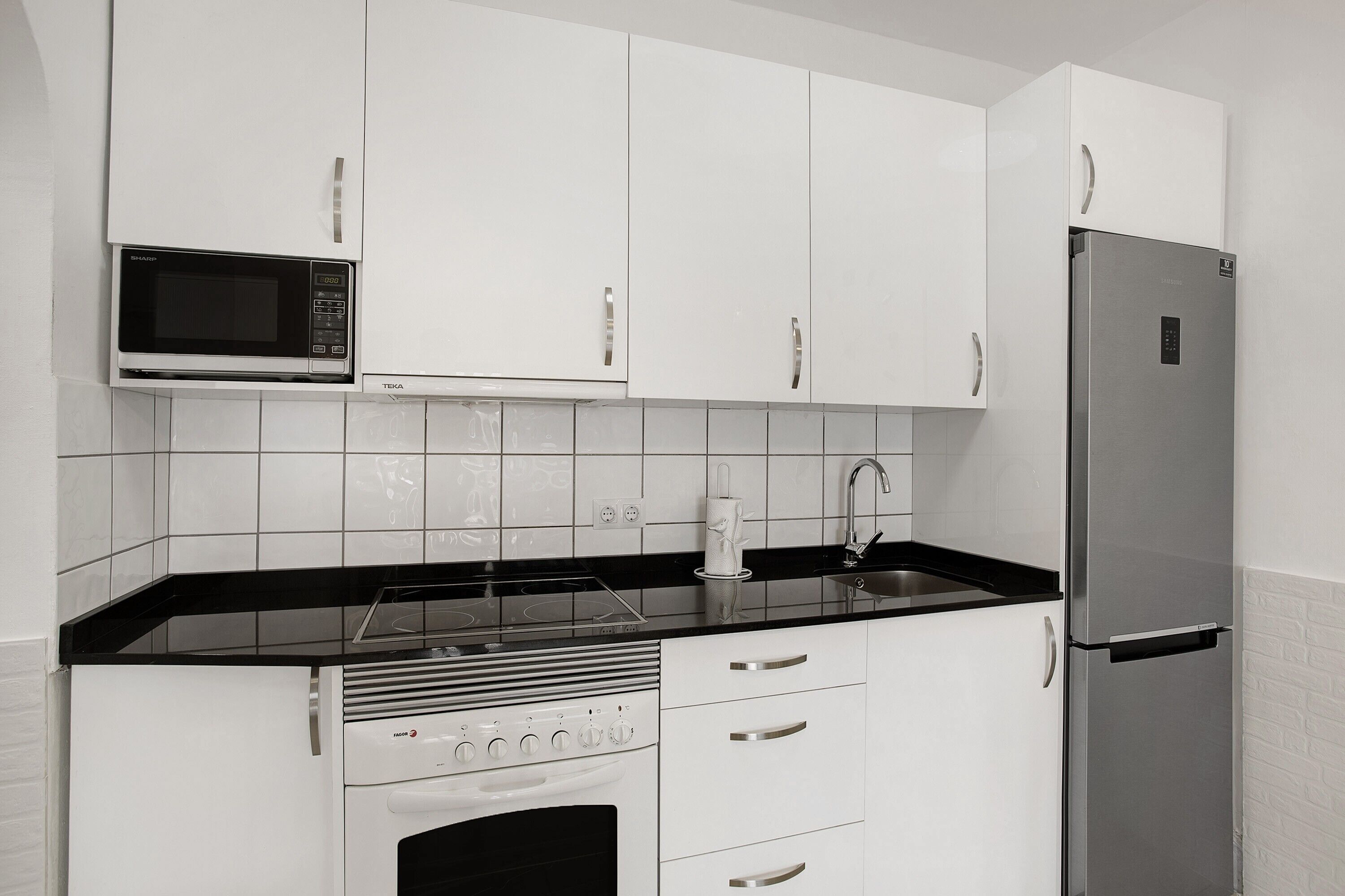 Geladeira, micro-ondas, fogão, cooktop