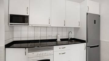 Geladeira, micro-ondas, fogão, cooktop