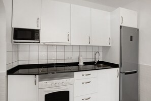 Fridge, microwave, oven, stovetop - Vacation Apartment 'Casa Los Veleros F1' with Sea View, Wi-Fi and Air Conditioning (Puerto Rico de Gran Canaria)