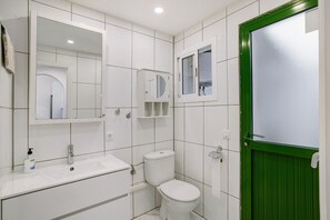 Douche, sèche-cheveux, serviettes fournies