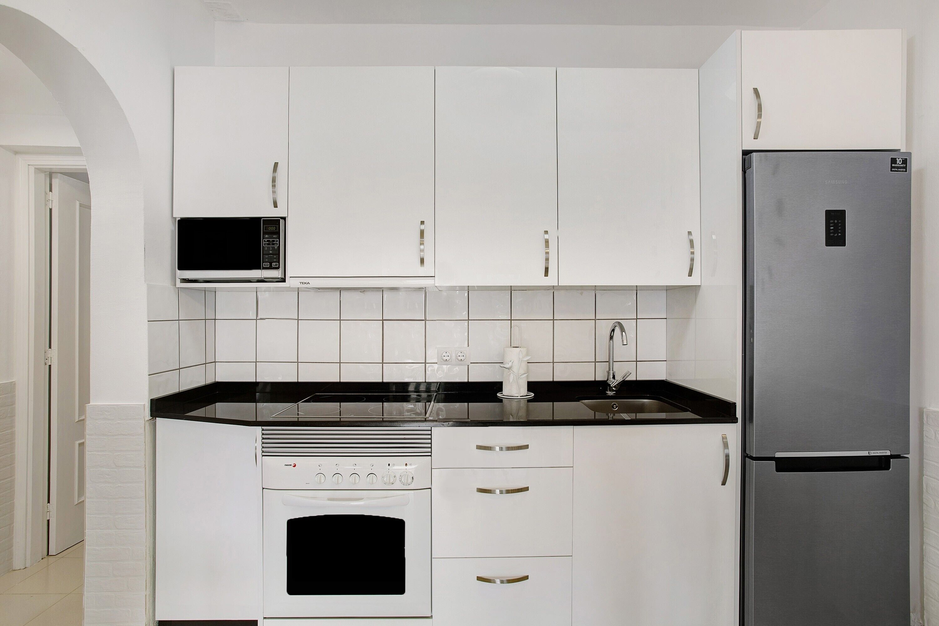 Réfrigérateur, micro-ondes, four, plaque de cuisson