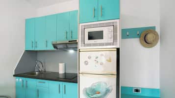 Frigorífico, microondas, placa de cocina y cafetera o tetera