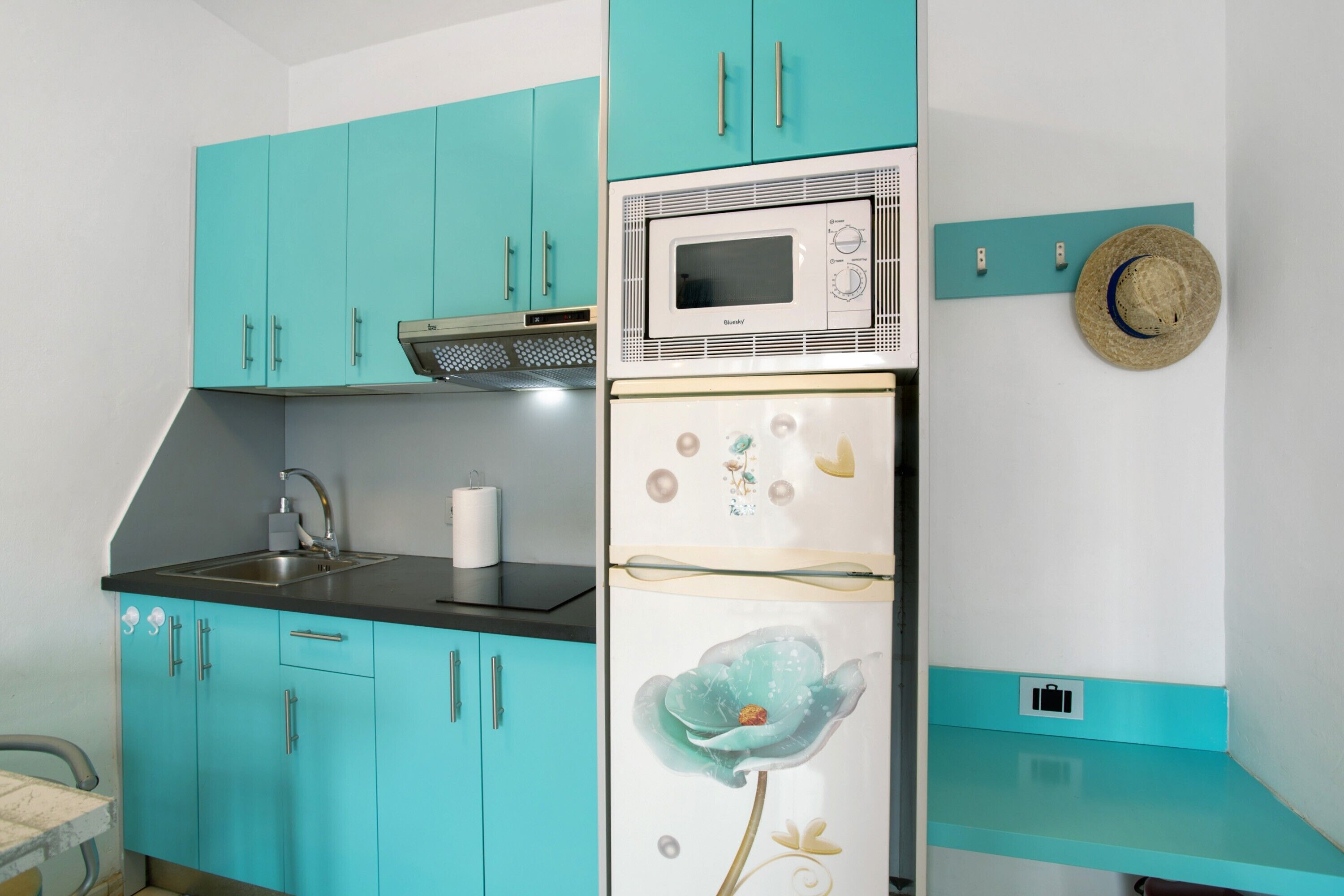 Geladeira, micro-ondas, cooktop, cafeteira/chaleira