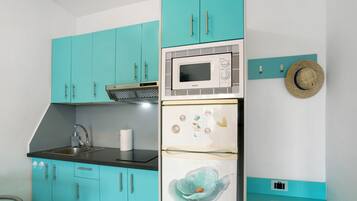 Geladeira, micro-ondas, cooktop, cafeteira/chaleira