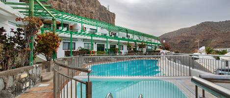 Lämmitetty uima-allas