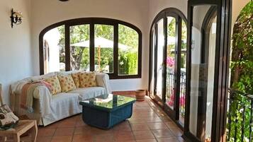 Een televisie en een open haard