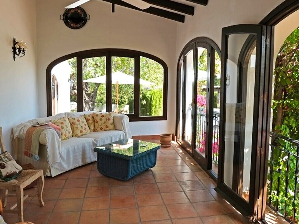 Een televisie en een open haard