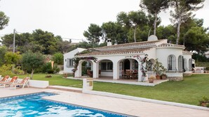 A white villa with a swimming pool, outdoor seating, and a garden. - Villa 'La Paz' with Private Pool, Shared Terrace and Wi-Fi (El Tosalet)